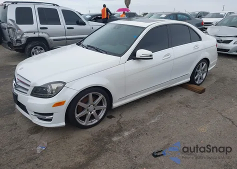 2013 Mercedes-Benz C 300 Sport 4Matic z USA, uszkodzony, nr VIN WDDGF8AB7DR284889